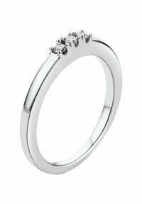 Anello d'argento con una fascia liscia e lucida, caratterizzato da quattro diamanti rotondi incastonati in un'impostazione a griffes nella parte superiore. Design semplice ed elegante.