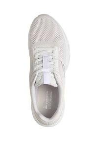 Sneaker atletica bianca con tomaia in mesh, chiusura a lacci, linguetta imbottita e suola testurizzata con marchio "Skechers Air-Cooled Goga Mat".