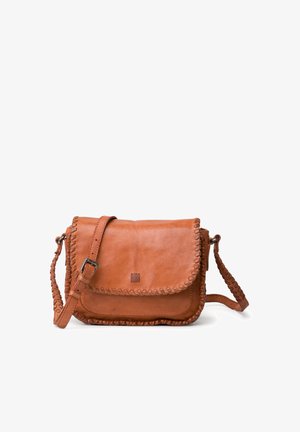 Sac bandoulière en cuir marron avec bords tressés, un rabat à l'avant et une sangle réglable. Présente un logo discret embossé à l'avant.
