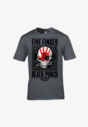 Grå bomull T-skjorte med et dristig grafisk design av en hodeskalle med et rødt håndtrykk og teksten "FIVE FINGER DEATH PUNCH" i svart.