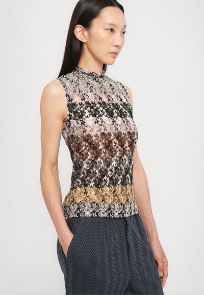 Top fără mâneci cu guler înalt, având broderie florală multicoloră. Material texturat în nuanțe de negru, roz, portocaliu și auriu.