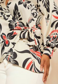 Friends Like These CURVES  - REGULAR FIT - Blůza - cream