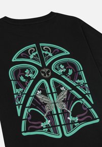 Zwarte t-shirt met een grote, kleurrijke afbeelding van een vlinder en bloemenpatronen in muntgroen en paars, gedetailleerd met ingewikkelde lijnen.