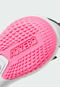 Adizero-Schuhsohle aus pinkfarbenem Gummi mit strukturierten Punkten für Grip, ausgestattet mit einem weißen Akzent und geprägt mit dem "ADIZERO"-Logo.