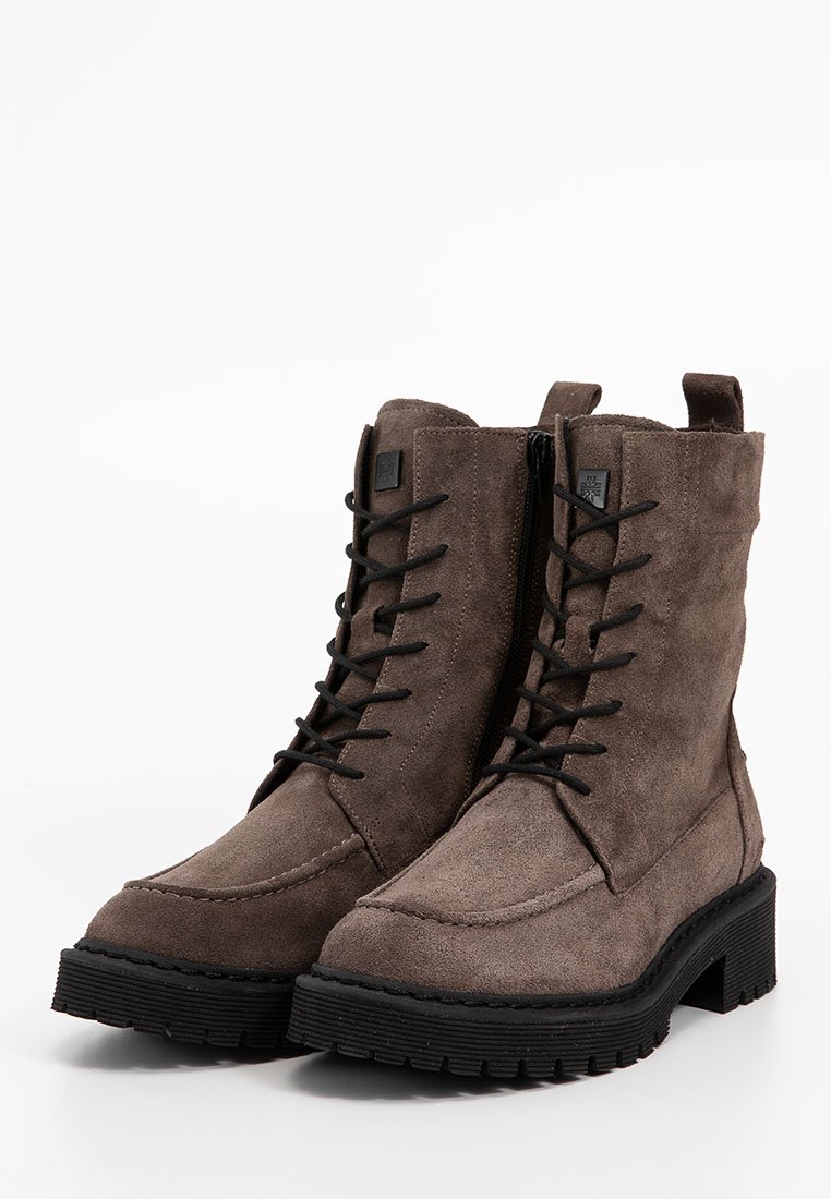 Graue Wildleder-Ankle Boots mit schwarzen Gummisohlen, ausgestattet mit einem Reißverschluss vorne, Schnürsenkeln und einem runden Zehendesign. Texturierte Oberfläche mit Nahtdetails.