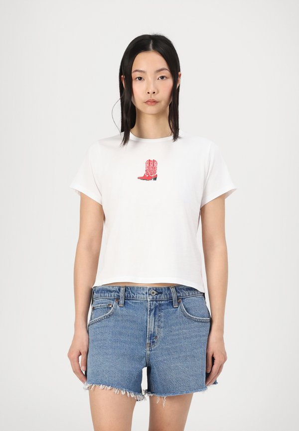 SKIMMING RED BOOTS TEE  - Print T-shirt