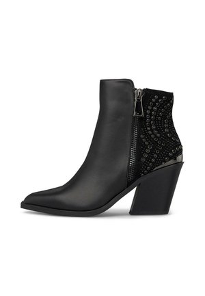 Bota negra hasta el tobillo con punta afilada, hecha de cuero liso y tejido texturizado. Cuenta con una cremallera lateral y tachuelas decorativas en la parte trasera.