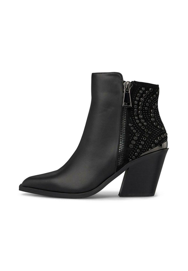 Bota negra hasta el tobillo con punta afilada, hecha de cuero liso y tejido texturizado. Cuenta con una cremallera lateral y tachuelas decorativas en la parte trasera.