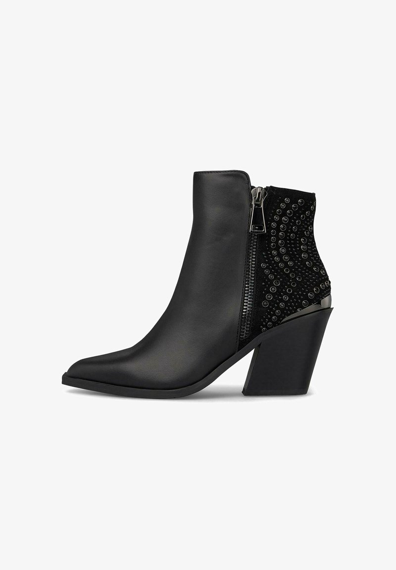 Bota negra hasta el tobillo con punta afilada, hecha de cuero liso y tejido texturizado. Cuenta con una cremallera lateral y tachuelas decorativas en la parte trasera.