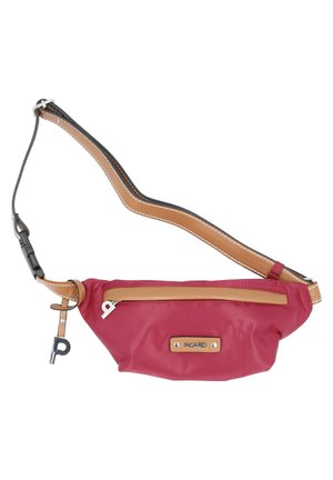 Rote Nylon-Bum-Bag mit beige Lederakzenten, Reißverschlussfach und verstellbarem Träger. Verfügt über ein Markenplakett und einen Schlüsselanhänger. 