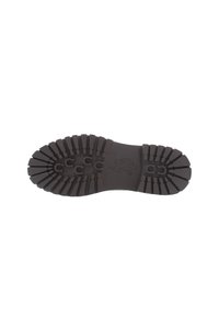 Suela de zapato de goma negra con surcos profundos, que presenta un logo central y un arco reforzado. Superficie texturizada para mayor agarre y durabilidad.