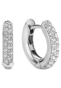 Silberne Creolen mit einer Reihe klarer Kristalle auf einer Seite, sanft geschwungenen Kanten und einer polierten Metalloberfläche.