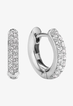 Boucles d'oreilles en argent en forme de cerceau avec une rangée de cristaux transparents d'un côté, des bords lissés et une finition métallique polie.