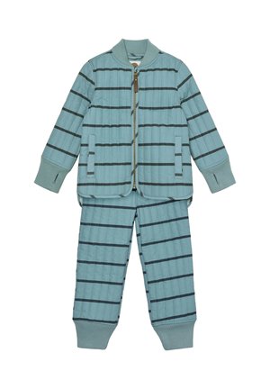 Dwuczęściowy pikowany zestaw w miękkim niebieskim kolorze, z ciemnymi paskowanymi wzorami. Kurtka posiada ściągacze na rękawach oraz kieszenie; spodnie mają dopasowane paski i ściągacze.