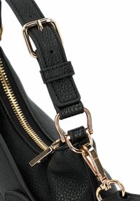 Borsa a mano in pelle nera con finitura testurizzata, hardware dorato e chiusura con cerniera. Presenta una tracolla regolabile con una fibbia piatta.