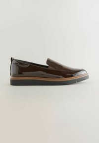Scarpa slip-on in pelle verniciata marrone con accenti laterali elasticizzati, punta arrotondata e suola in gomma nera con sottili motivi di battistrada.