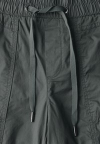 Cargo shorts van donkergrijze stof met een gestructureerd oppervlak, voorzien van een elastische tailleband en een trekkoord met zwarte metalen uiteinden.