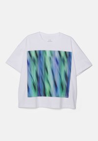 Camiseta de algodón blanca con mangas cortas y un gran gráfico abstracto en azul y verde en el frente. Cuello redondo con un ajuste relajado.