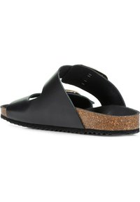 Sandalo in pelle nera con soletta in sughero, design con punta aperta e cinturino regolabile. Suola in gomma testurizzata per grip e durata.