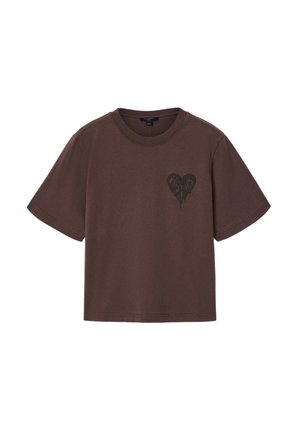 Bruin kort mouw crop-top T-shirt met ronde halslijn en een kleine donkere hartvormige afbeelding op de linkerborst.