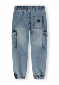Jeans cargo hlače v svetlo modri barvi z elastičnim pasom, ožjimi manšetami in dvema stranskima žepoma. Imajo tudi zadnji žep z značilnim napisom.