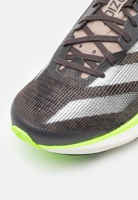 adidas Performance ADIZERO TAKUMI SEN 10 - Løpesko for vei - charcoal/silver metallic/chalky brown