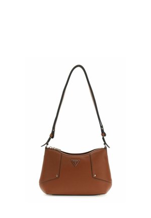Sac à bandoulière en cuir marron avec sangle noire réglable, ferrures argentées et logo triangulaire Guess au centre avant.