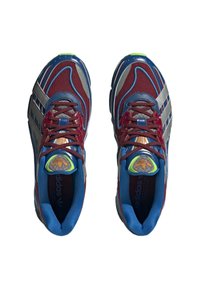 Červené a modré sportovní boty se stříbrnými akcenty. Síťovina a syntetické materiály, hladký povrch, kulatá špička a plochá podešev. Výrazné logo na jazyku.
