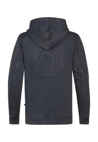 Tmavě modrá mikina s kapucí vyrobená z měkké látky, s velkým vyraženým logem na zádech a žebrovanými manžetami a lemem.