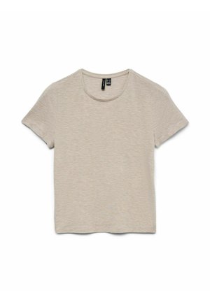 Beżowy, bawełniany t-shirt z krótkim rękawem i okrągłym dekoltem, z widocznymi metkami marki wewnątrz kołnierza, ułożony płasko na białym tle.