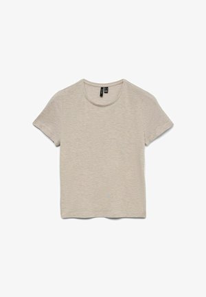 Beżowy, bawełniany t-shirt z krótkim rękawem i okrągłym dekoltem, z widocznymi metkami marki wewnątrz kołnierza, ułożony płasko na białym tle.