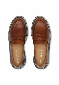 Barna bőrcipő, ami slip-on stílusú, az elején szőtt részlettel, kerek orral és texturált talppal. Belseje világosbarna béleléssel és logóval rendelkezik.