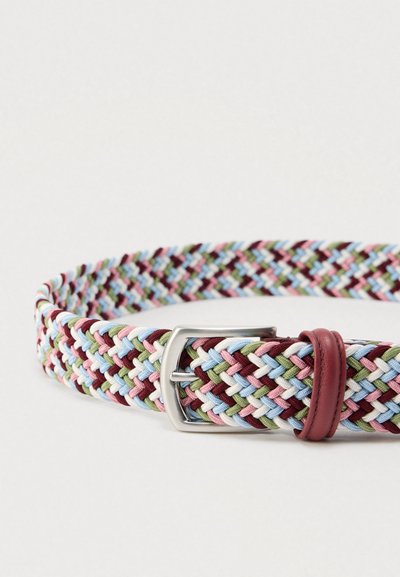 Ceinture en tissu tressé présentant des brins multicolores en rose, vert, bleu et bordeaux, avec une boucle en métal argenté et un accent en cuir bordeaux.