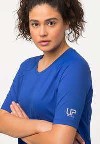 Ulla Popken UV-SCHUTZ 50+ V-AUSSCHNITT HALBARM - Camiseta básica - royal blue