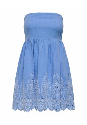 Robe bleue bustier avec taille froncée et motif brodé en ajouré blanc le long de l'ourlet festonné.