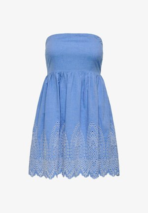 Niebieska sukienka bez ramiączek z marszczonym stanem i białym haftowanym wzorem z ażurowych otworów wzdłuż falistego brzegu.