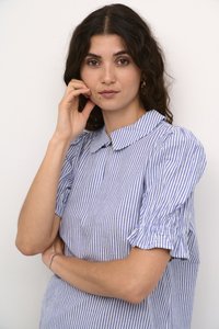 Blusa a righe blu e bianche con maniche corte arricciate e scollo a polo, caratterizzata da un dettaglio con bottone al colletto.