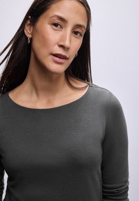 Ciemnoszary, długi rękaw top wykonany z miękkiego, gładkiego materiału, z szerokim dekoltem i dopasowanym krojem, z prostymi, czystymi liniami.