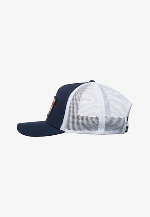 Gorra tipo camionero de malla azul marino y blanca con visera curva y parche rectangular multicolor en el panel frontal, vista lateral.