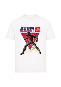 Weißes T-Shirt mit einem Grafikdesign des Charakters Atom Smasher in einer dynamischen Pose, umgeben von einem roten und blauen dreieckigen Hintergrund.