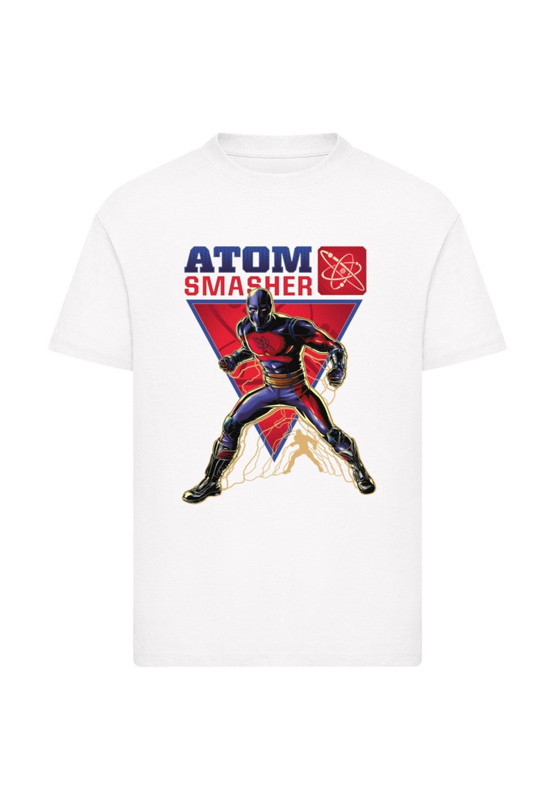 Weißes T-Shirt mit einem Grafikdesign des Charakters Atom Smasher in einer dynamischen Pose, umgeben von einem roten und blauen dreieckigen Hintergrund.