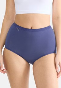 Paarse hoge taille slip van zacht stof met een naadloos ontwerp. Voorzien van een geborduurd logo op de tailleband.