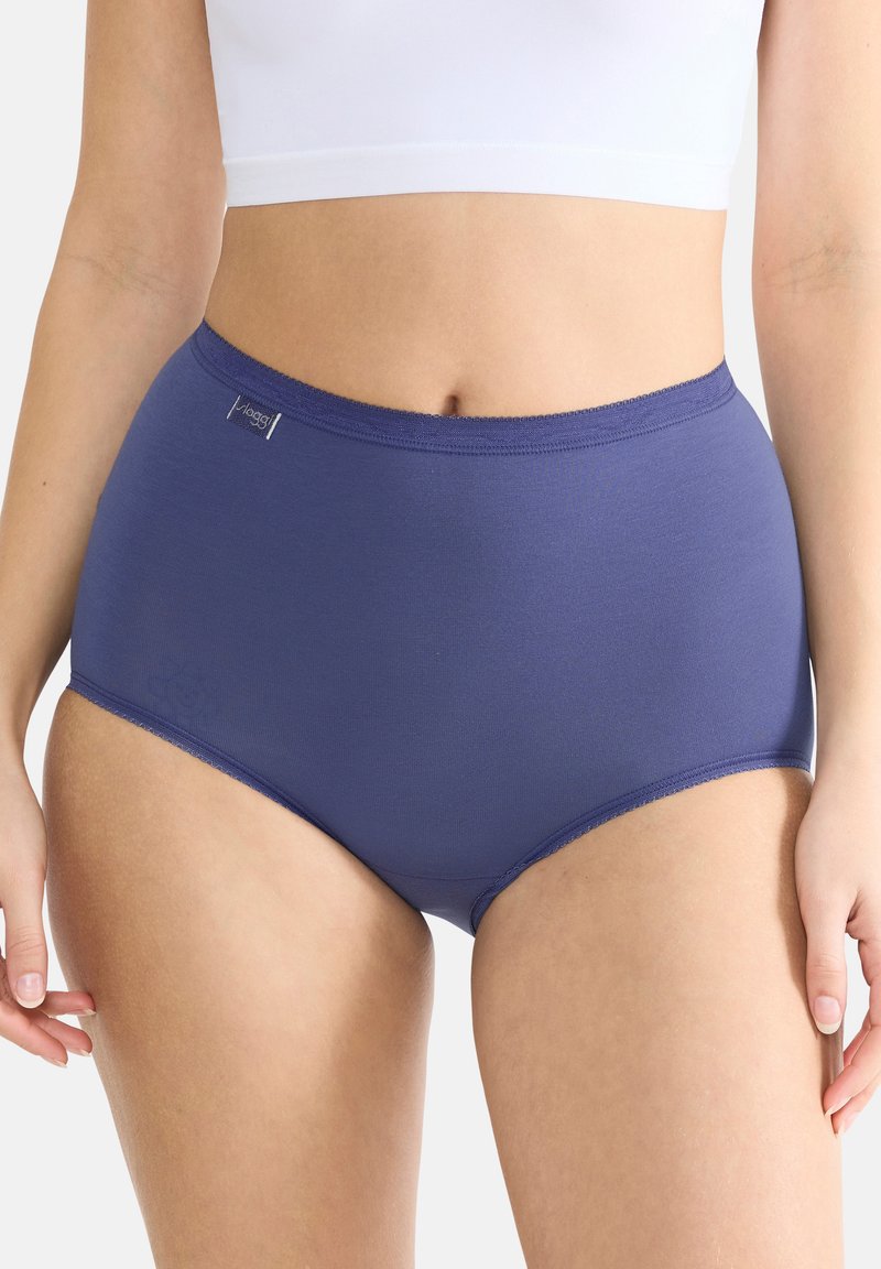 Paarse hoge taille slip van zacht stof met een naadloos ontwerp. Voorzien van een geborduurd logo op de tailleband.