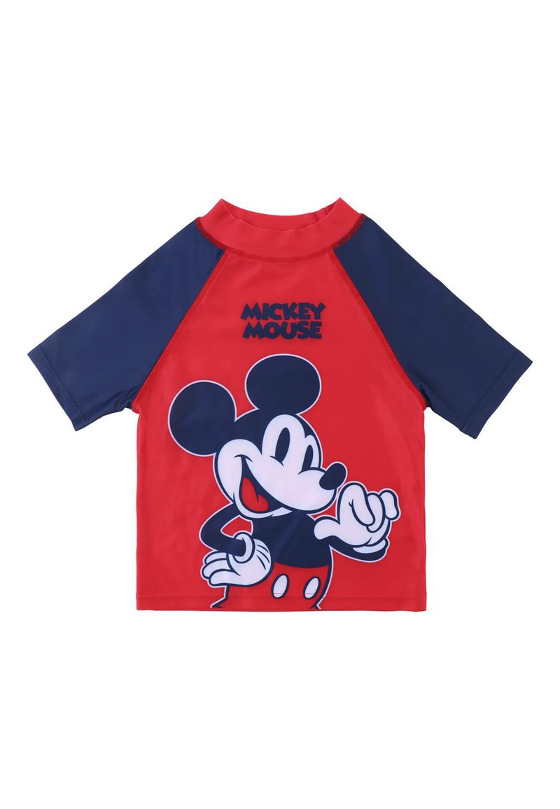Rash guard de manga corta en rojo y azul marino con un gran gráfico de Mickey Mouse en la parte trasera y el texto "Mickey Mouse" encima. Material elástico.