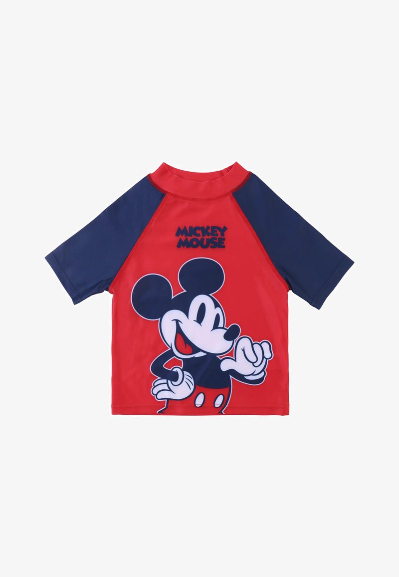 Rash guard de manga corta en rojo y azul marino con un gran gráfico de Mickey Mouse en la parte trasera y el texto "Mickey Mouse" encima. Material elástico.