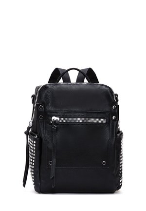 Mochila de cuero negro con un acabado texturizado, múltiples compartimentos con cremallera y acentos de remaches en los laterales. Incluye correas ajustables.
