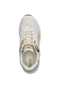 Sneaker bianco con dettagli dorati, texture in mesh e lacci bianchi. Presenta un colletto imbottito e una punta arrotondata, soletta con marchio.