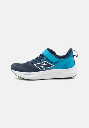 Blå og marineblå atletiske sneakers med hvid sål, velcrolukning, snørebånd og trækstrop, designet til børns komfort og støtte.