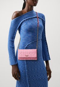 Guess ASSIA CROSSBODY FLAP ORGANIZER - Skuldertasker - pink