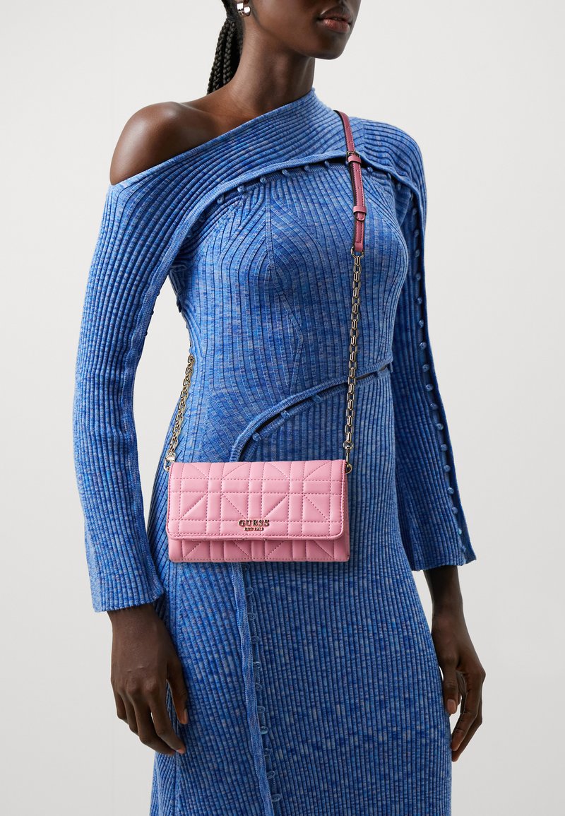 Guess ASSIA CROSSBODY FLAP ORGANIZER - Skuldertasker - pink